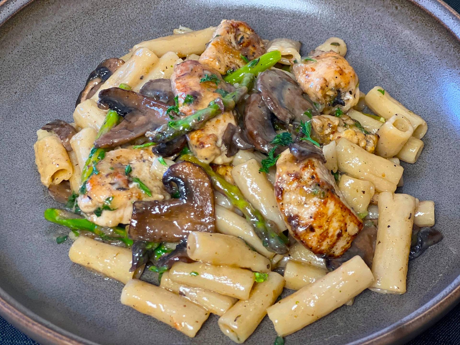 Rigatoni with Chicken, Asparagus & Mushrooms